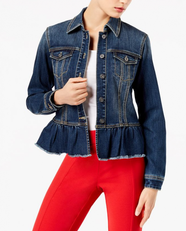 Jaket denim dengan aksen ruffle